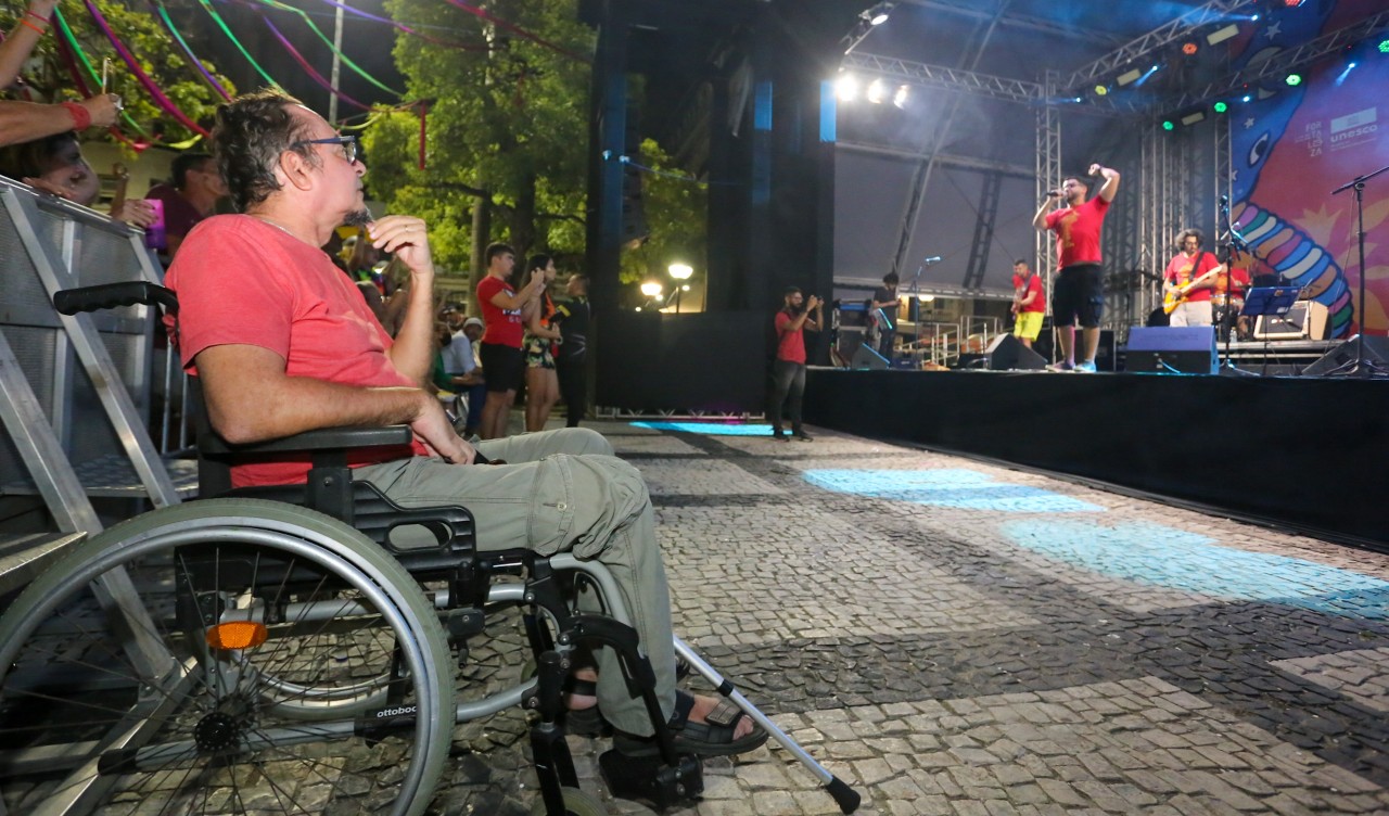 Marcus Dias assiste à apresentação do Lixo da Aldeia